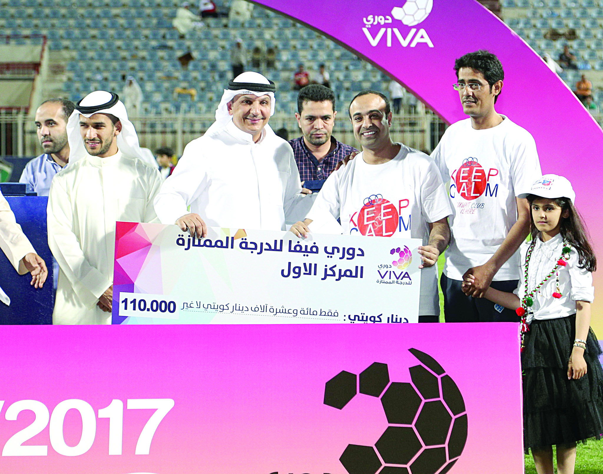 عادل عقلة ومحمد الهاجري يتسلمان «شيك» المركز الأول 