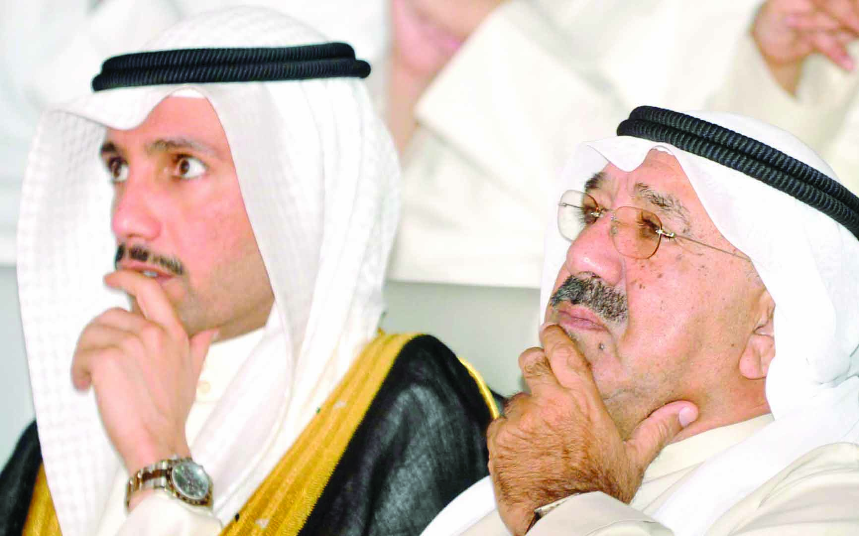 مرزوق الغانم وناصر الصباح يتابعان العرض 	(تصوير أسعد عبدالله وسعد هنداوي)