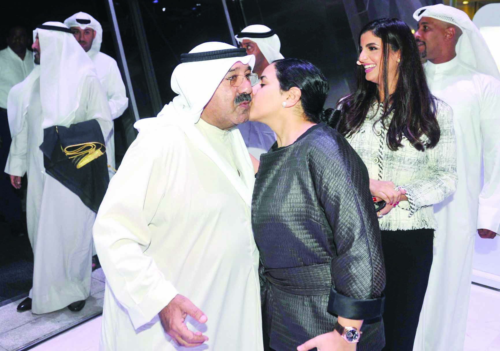 ناصر الصباح مصافحاً ابنته فتوح