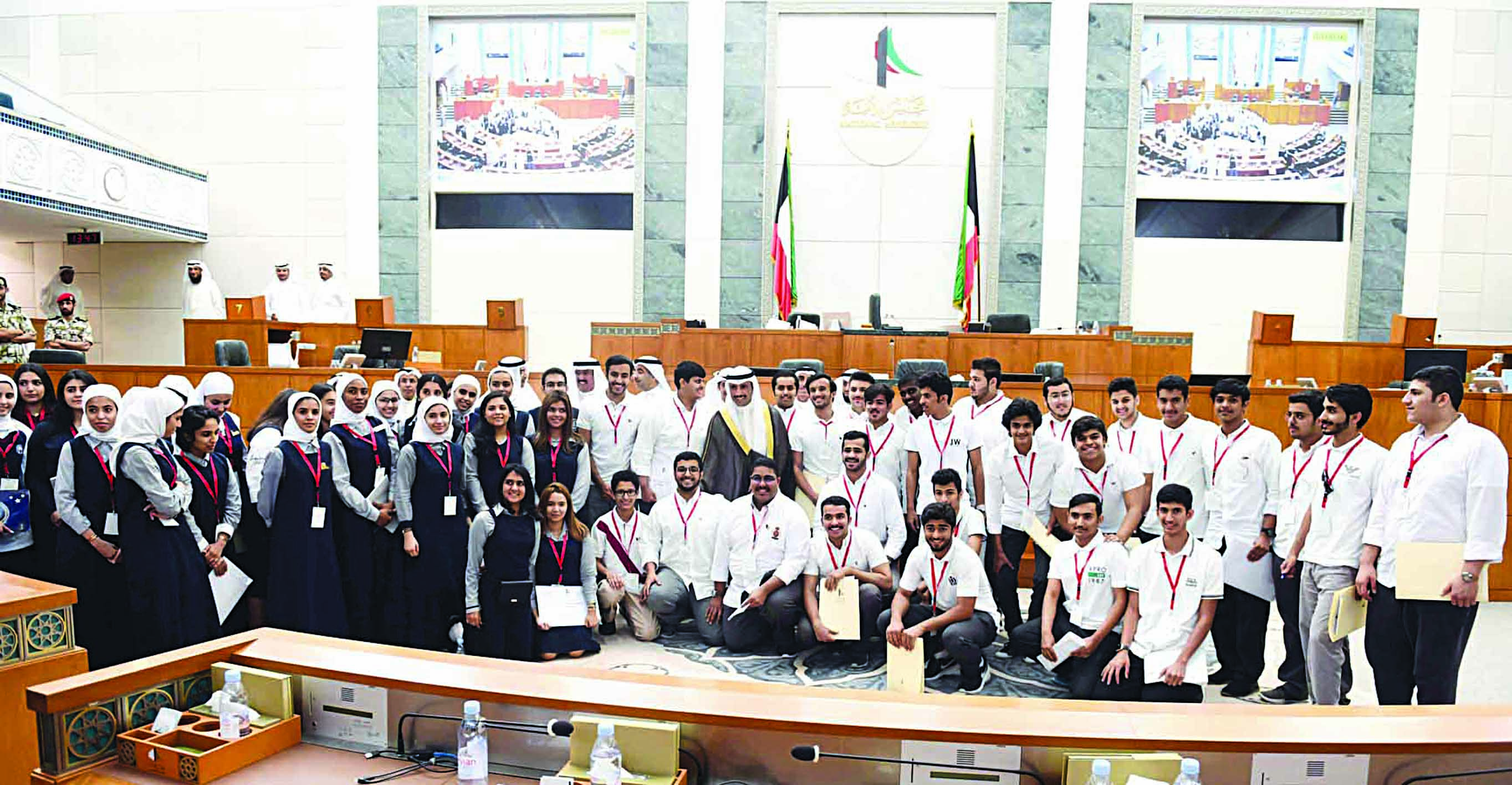 الغانم يتوسط أعضاء (برلمان الطالب) في نسخته الخامسة      						     (تصوير نايف العقلة) 