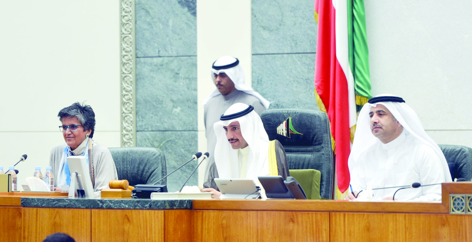 الغانم يلقي كلمته متوسطا الهاشم والرويعي