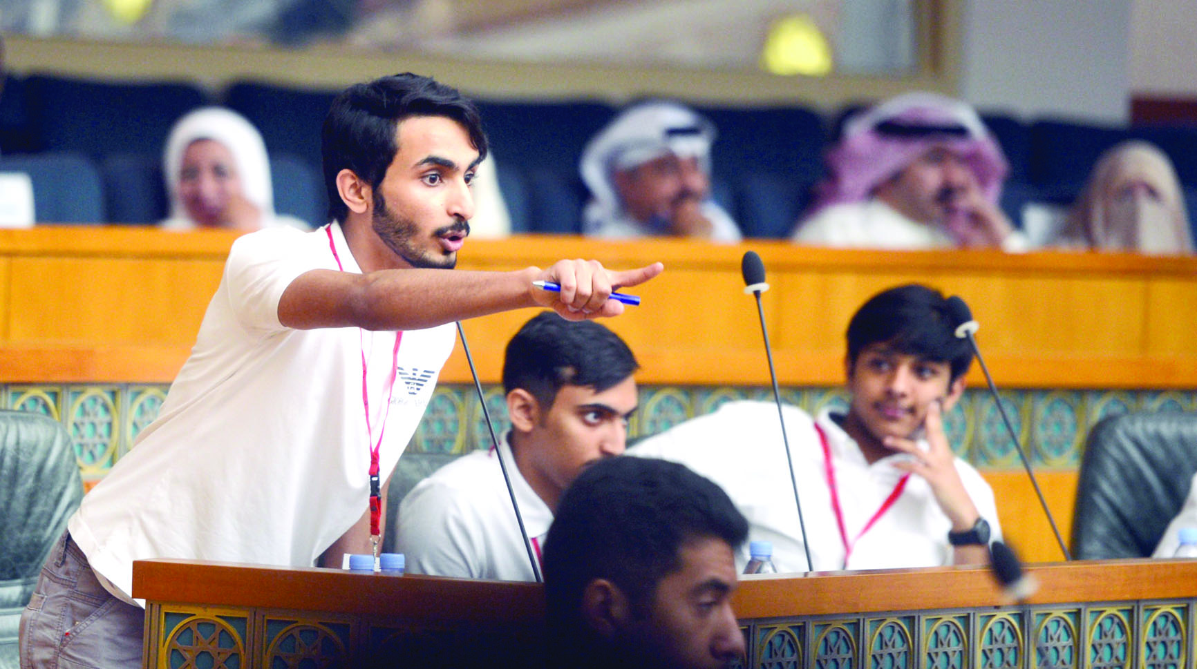 طالب منفعلا في مداخلته