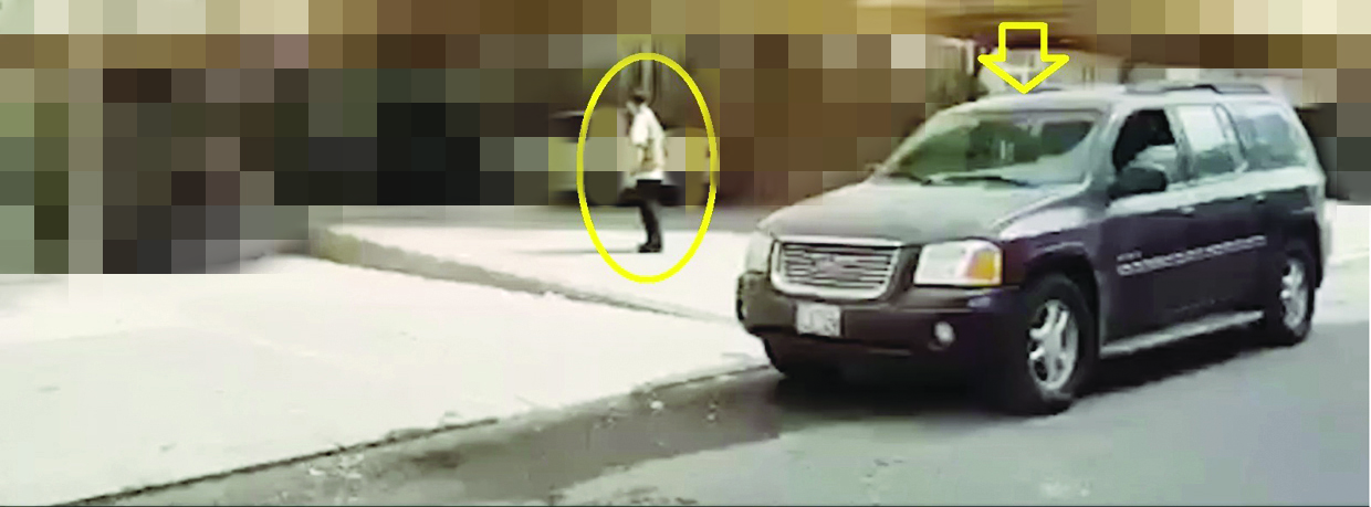 موظف السفارة مترقبا أمام سيارة الهروب خروج الخادمة من منزل مخدومها