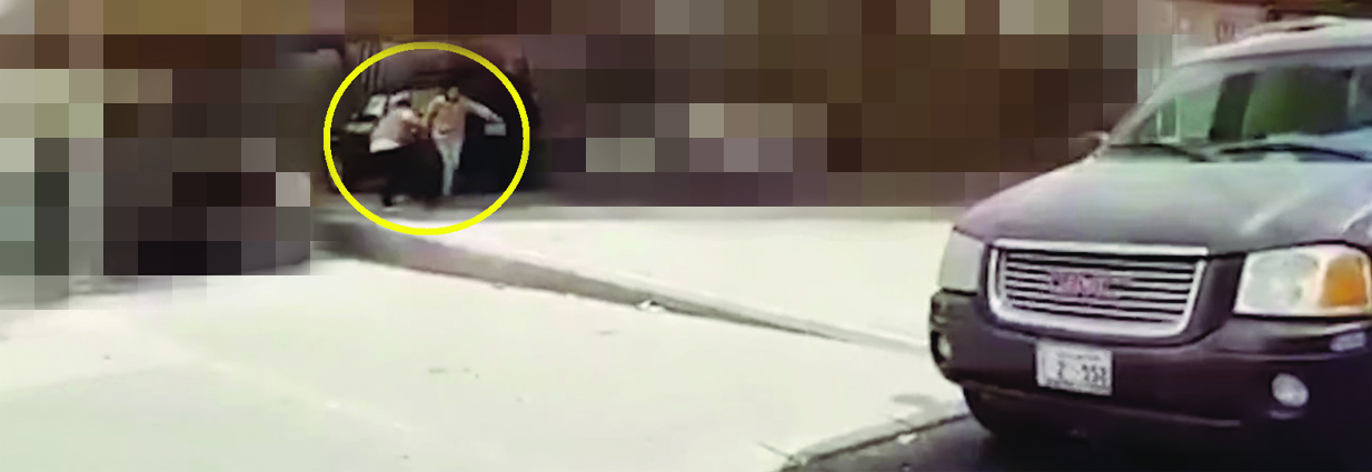 ...وسارع الموظف إلى حمل الحقيبة عن الخادمة