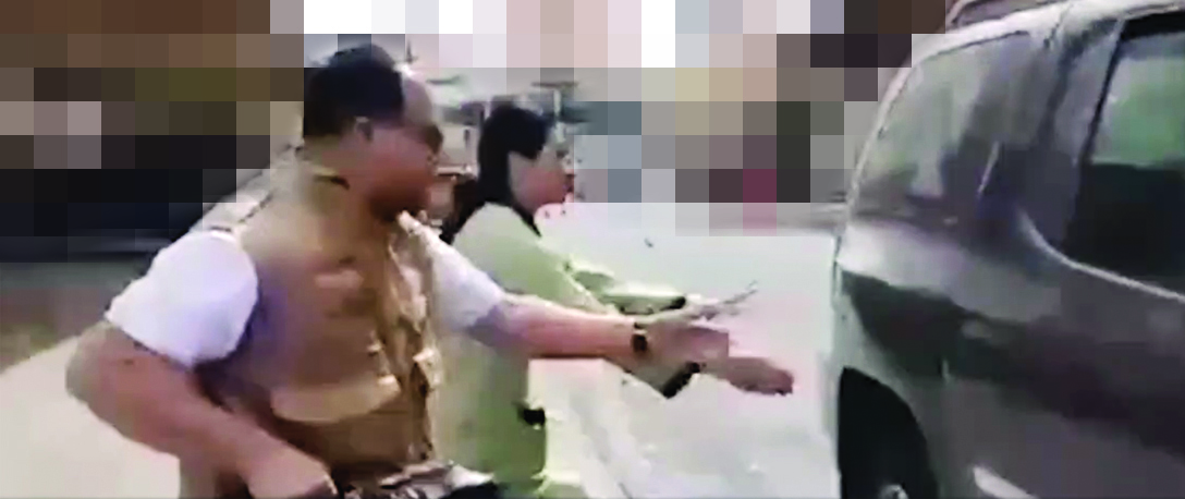 الموظف يفتح باب السيارة 