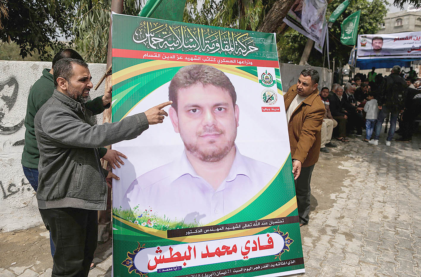  u0641u0644u0633u0637u064au0646u064au0648u0646 u064au062du0645u0644u0648u0646 u0635u0648u0631u0629 u0641u0627u062fu064a u0627u0644u0628u0637u0634 u0623u0645u0627u0645 u0645u0646u0632u0644u0647 u0641u064a u062cu0628u0627u0644u064au0627 u0634u0645u0627u0644 u063au0632u0629 t(u0623 u0641 u0628)