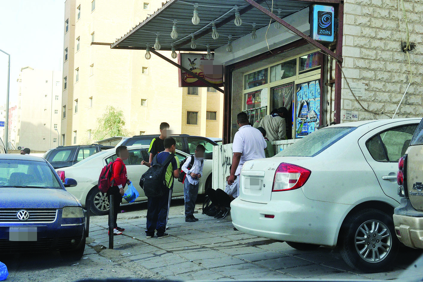 طلبة أمام إحدى البقالات أثناء الدوام المدرسي