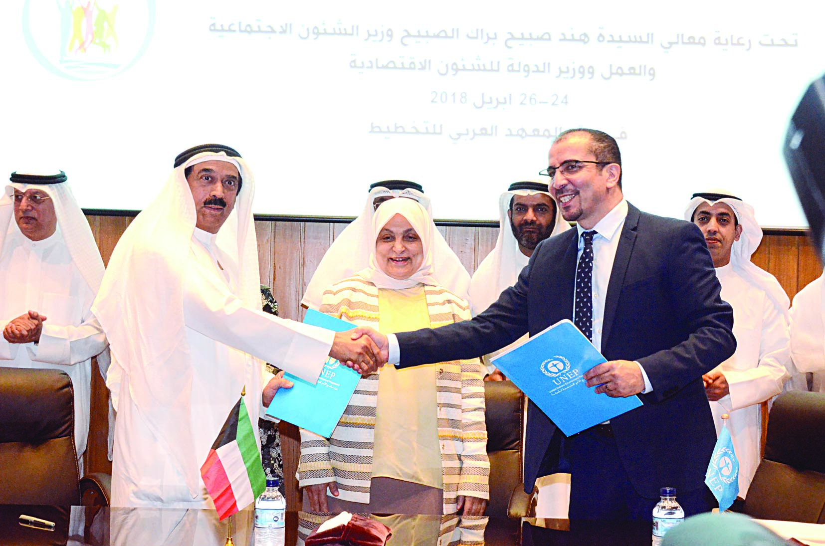 المزيني يتبادل وعبدالمنعم محمد الاتفاقية بحضور الصبيح 