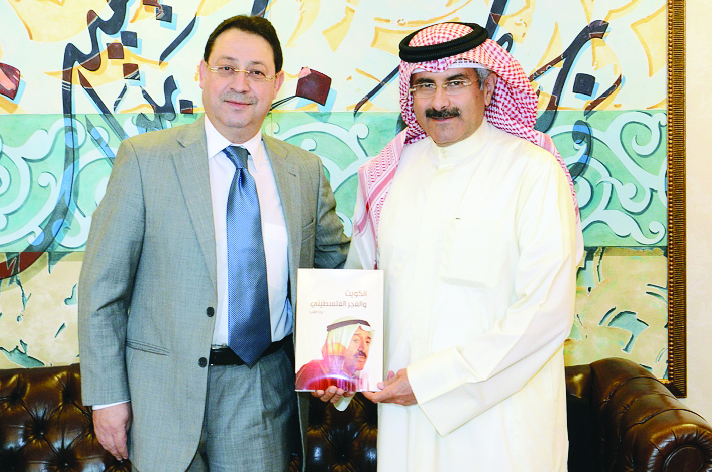 رجا طلب يهدي كتابه لمبارك الدعيج 