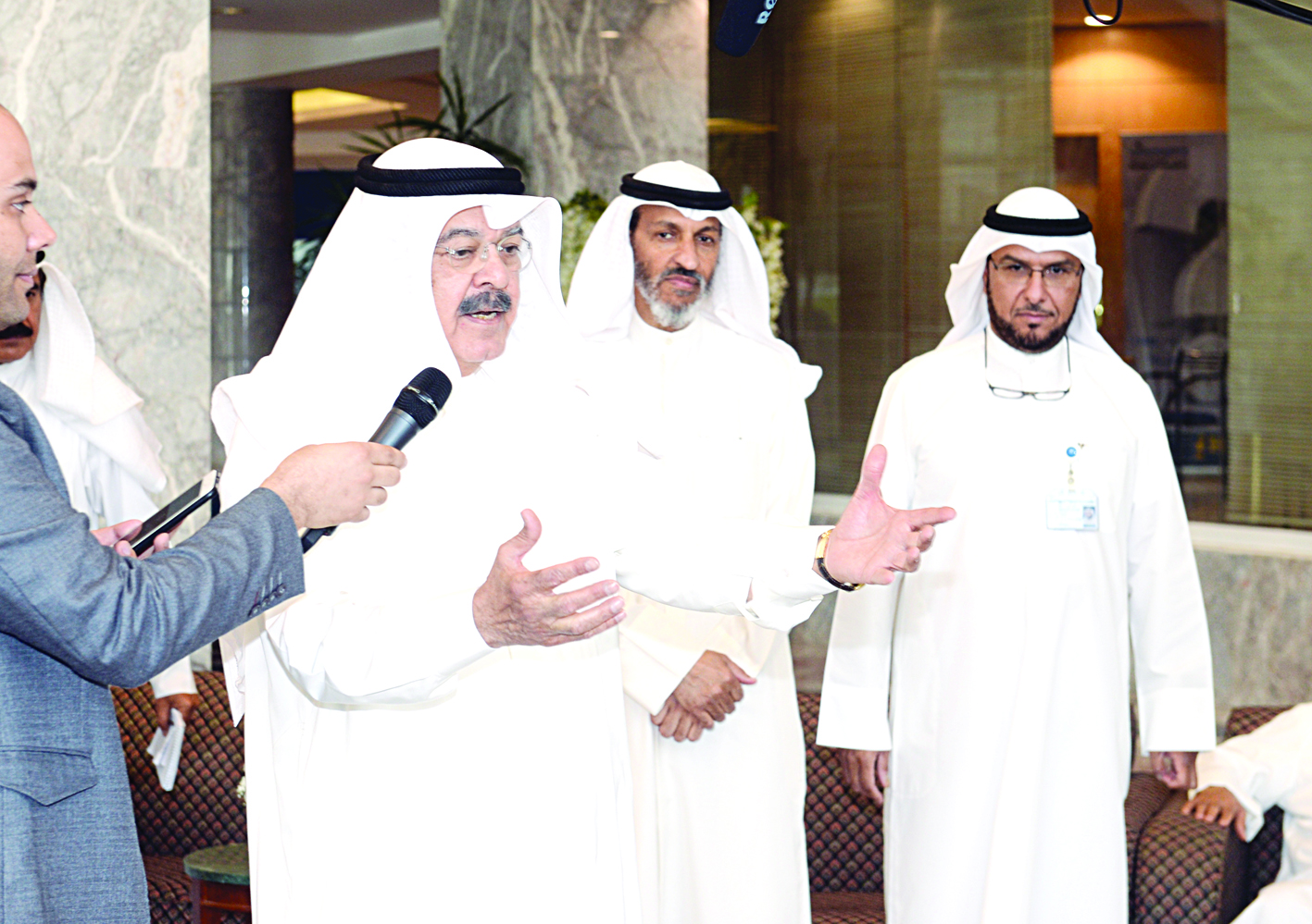 u0627u0644u062cu0627u0633u0645 u0645u062au062du062fu062bu0627u064b u0644u0644u0635u062du0627u0641u064au064au0646 u0628u062du0636u0648u0631 u0639u0628u062fu0627u0644u0644u0647 u0627u0644u0634u0631u0647u0627u0646 u0648u0641u0627u064au0632 u0627u0644u0639u0646u0632u064at (u062au0635u0648u064au0631 u0632u0643u0631u064au0627 u0639u0637u064au0629)