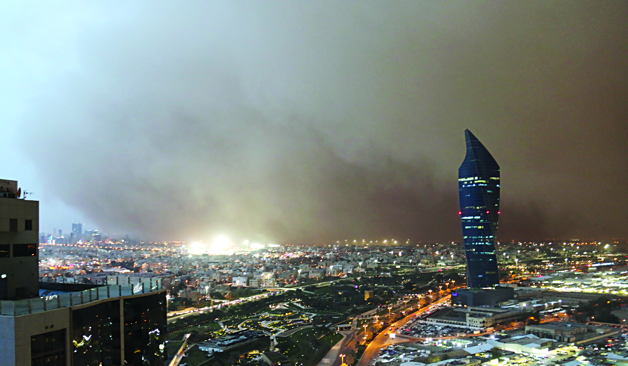 جبال الغبار تغطي سماء الكويت وتحيل النهار إلى ظلام (تصوير بسام زيدان)