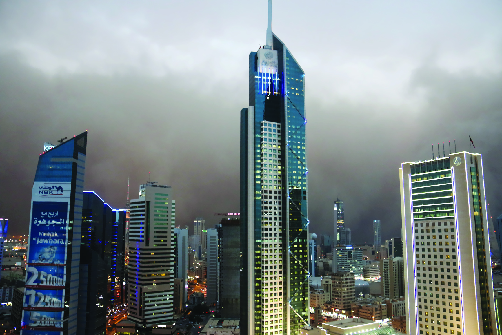 الغبار يتخلل الأبراج والعمارات الكبيرة