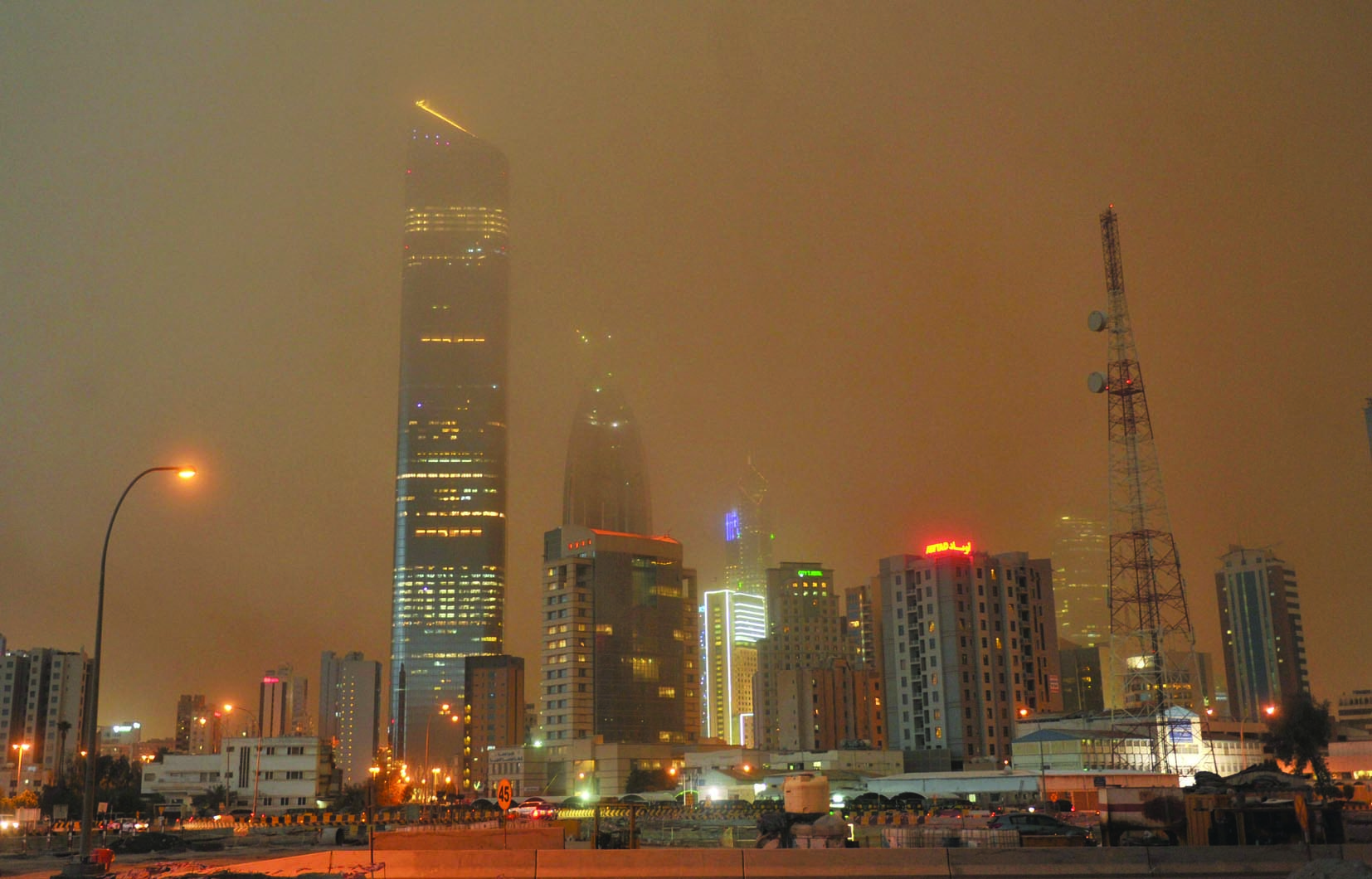 مدينة الكويت كما بدت مع العاصفة (تصوير سعد هنداوي)