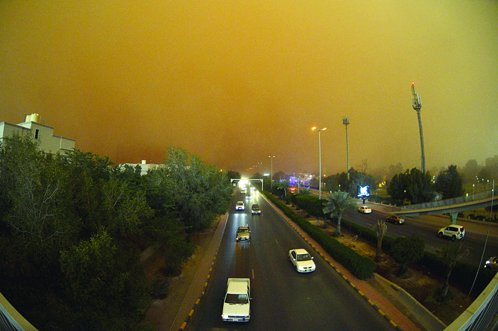 الظلام حل مع الغبار 	(تصوير نايف العقلة)