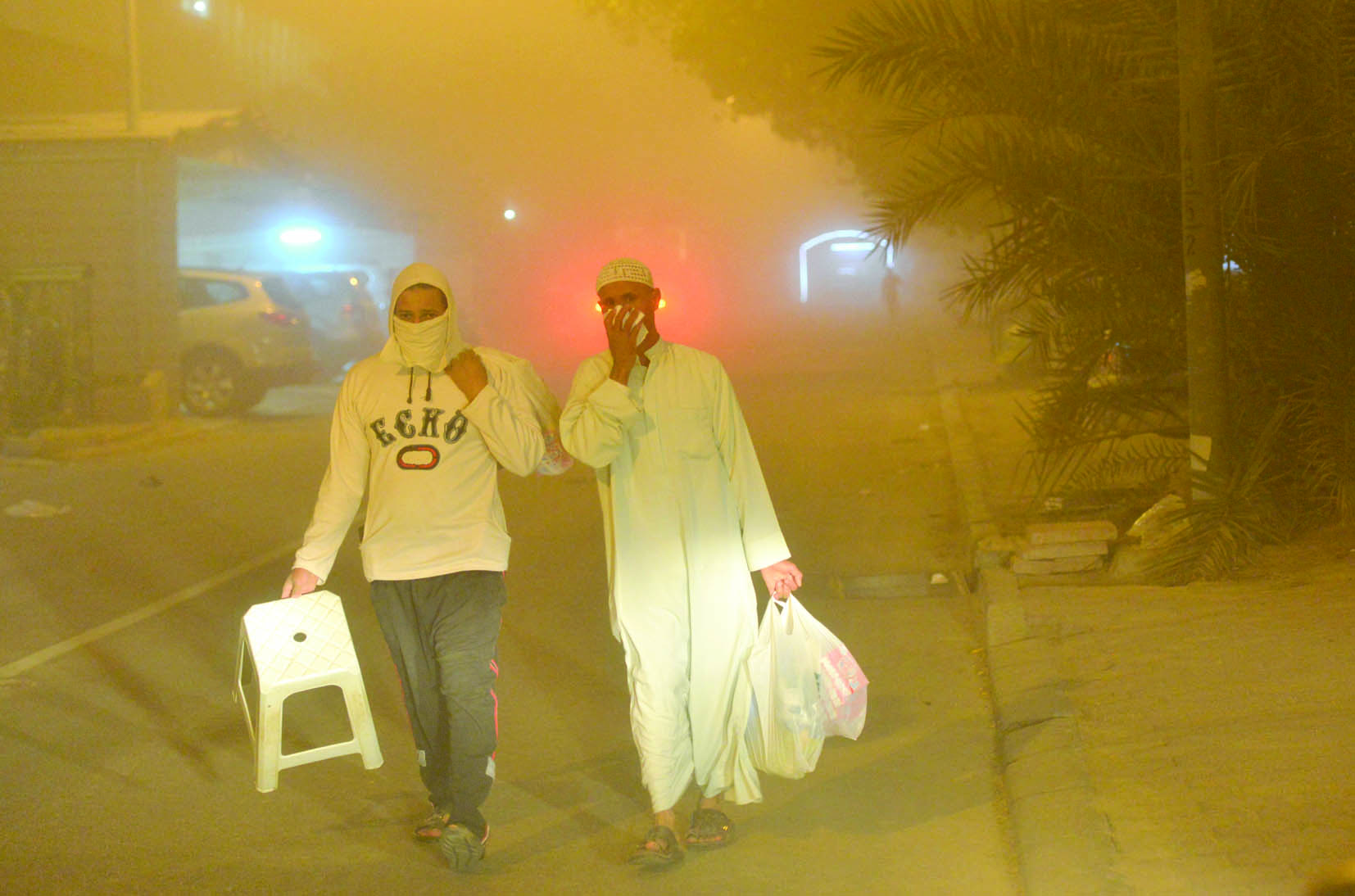 كمامات يدوية للاحتماء من الغبار