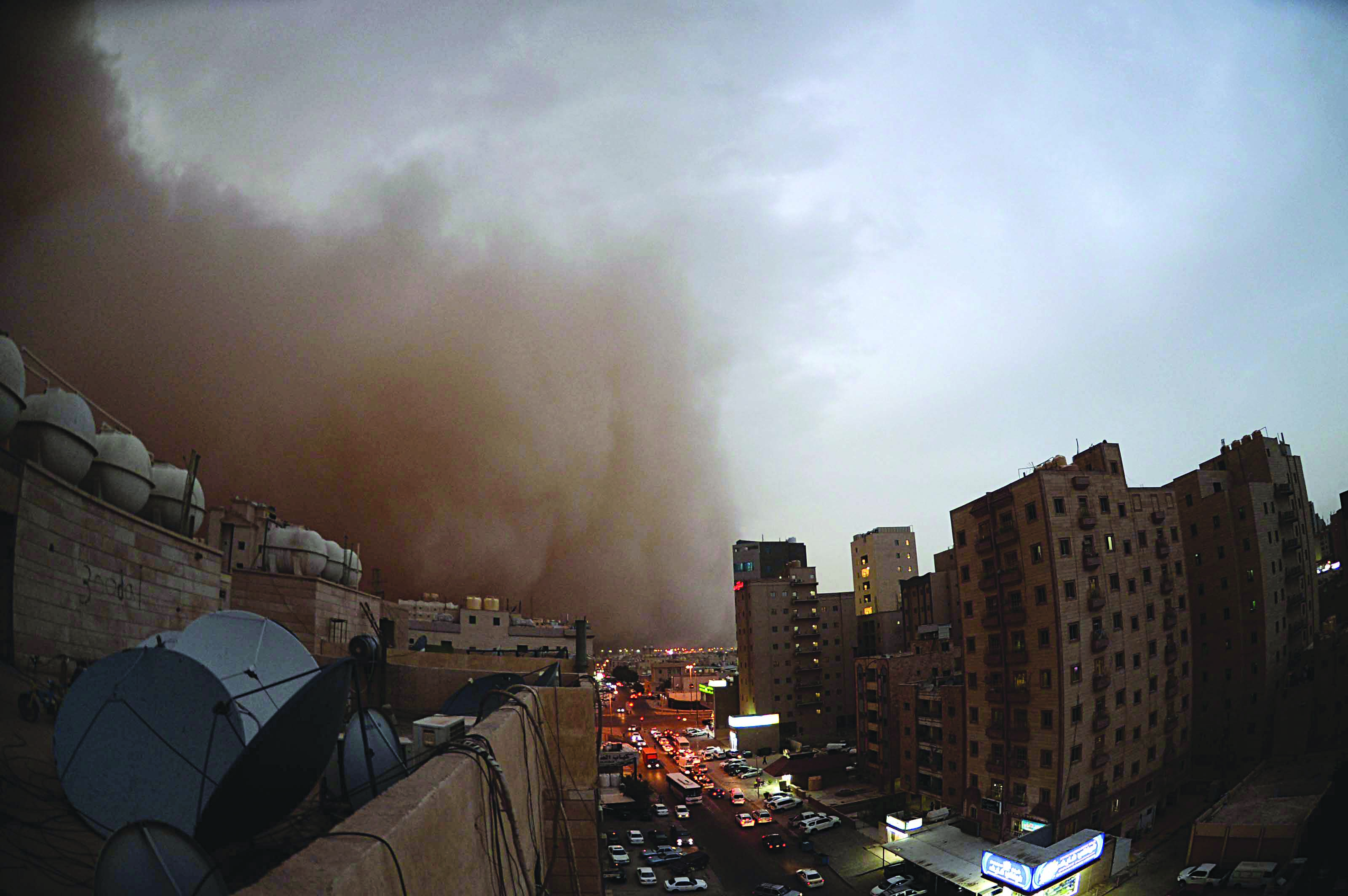 جانب مظلم وآخر مضيء (تصوير زكريا عطية)