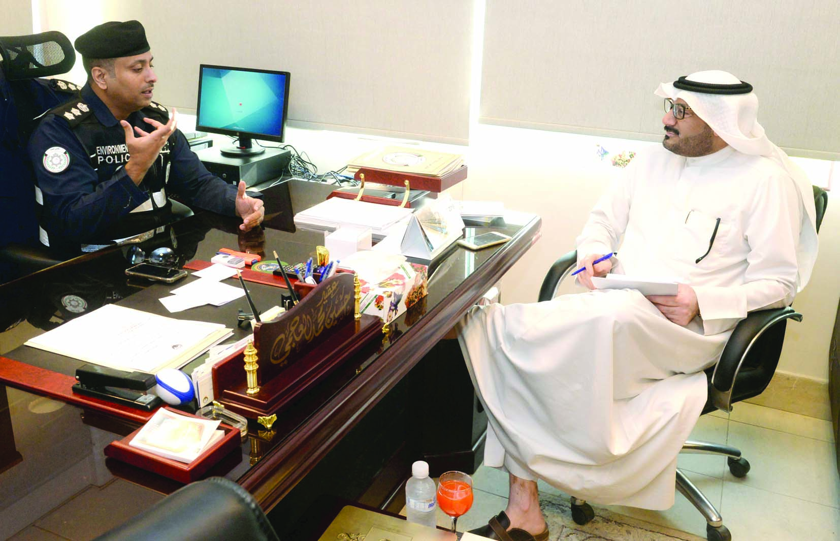 العجمي متحدثاً للزميل ناصر الفرحان (تصوير زكريا عطية)