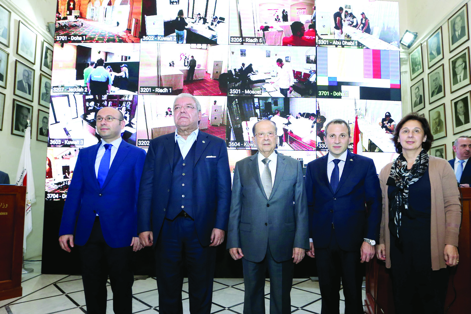 عون متوسطاً المشنوق وباسيل في مركز متابعة الانتخابات في وزارة الخارجية