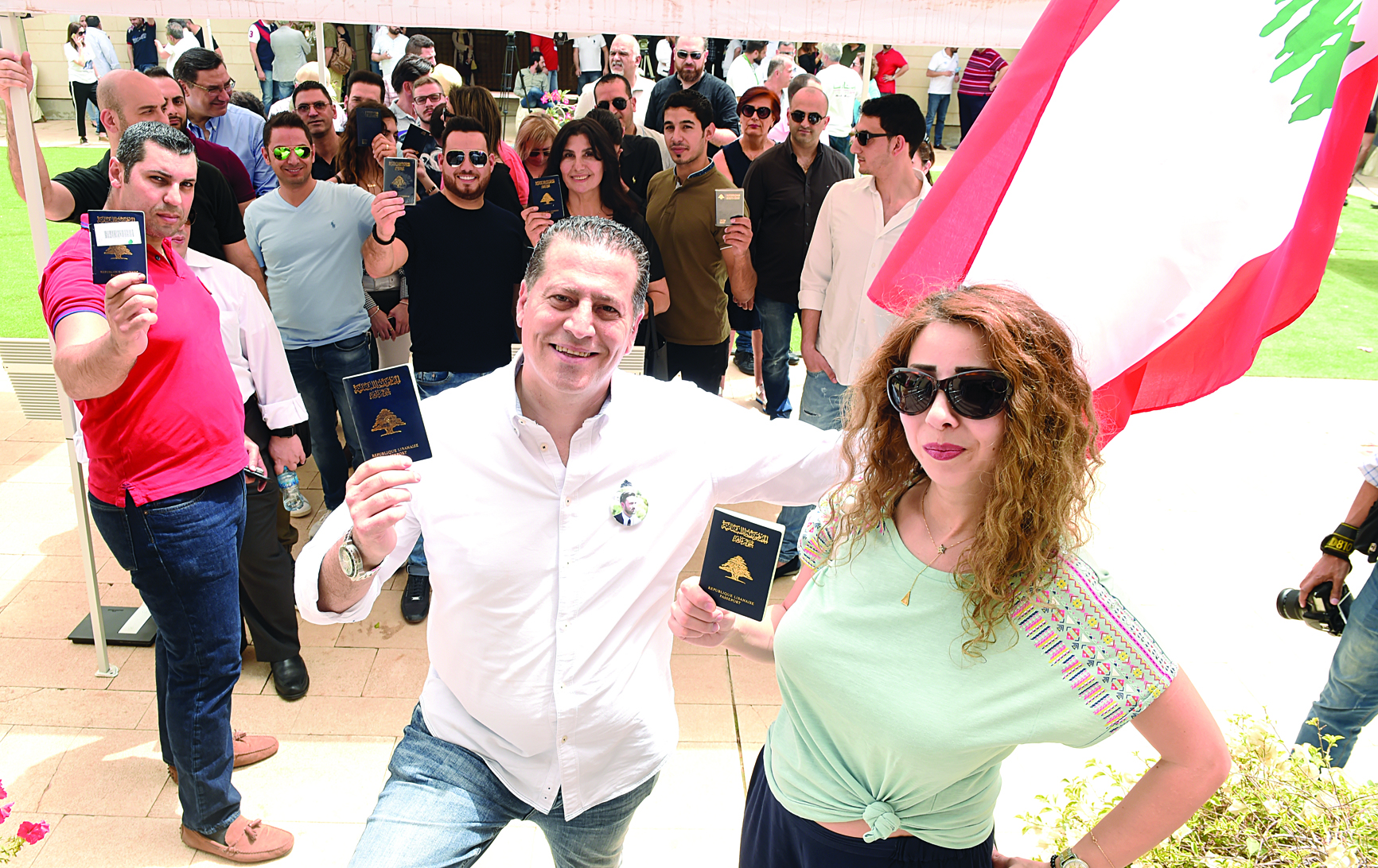 يحملون جوازات السفر استعداداً للاقتراع 	(تصوير أسعد عبدالله)