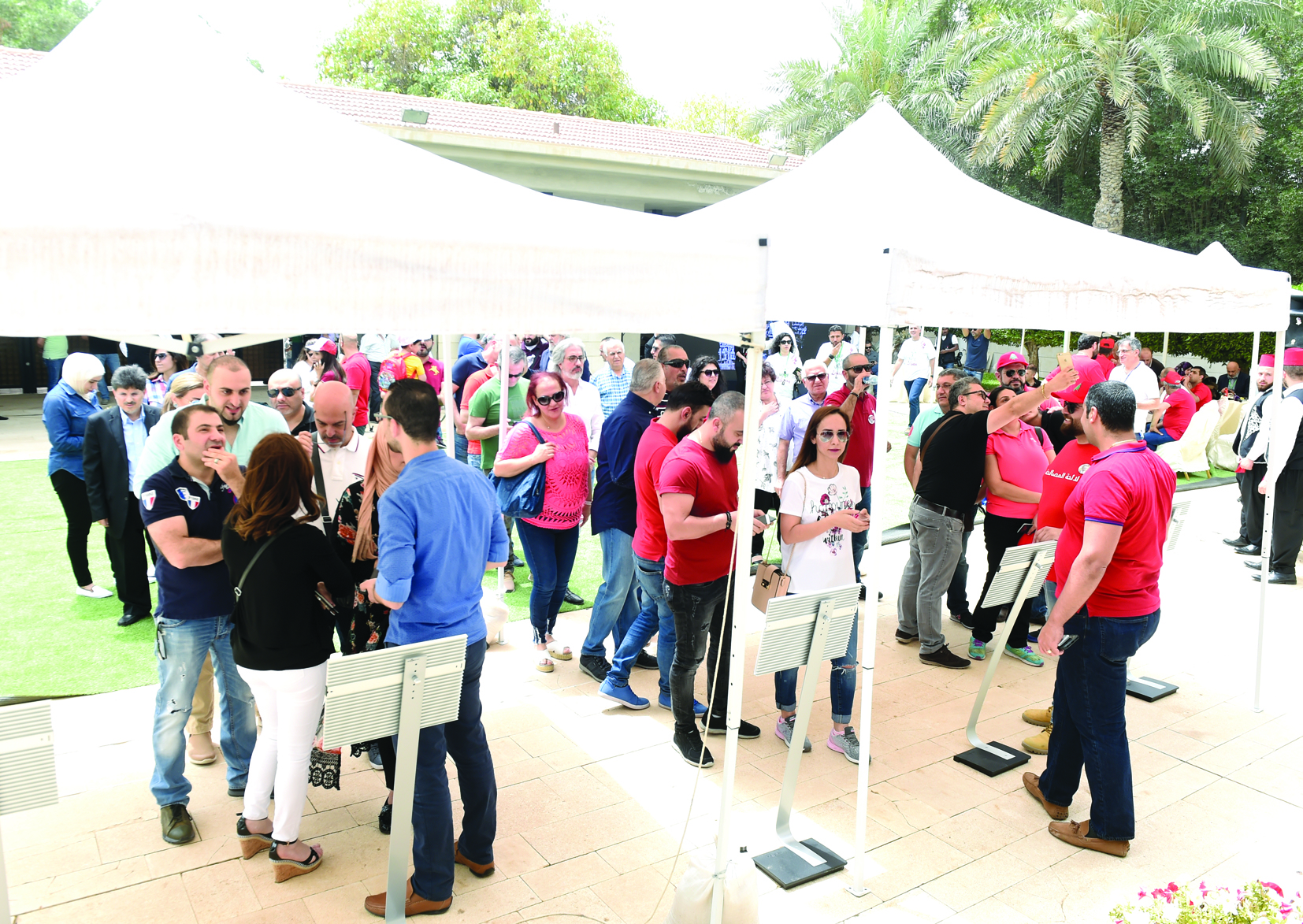 انتظار تحت خيام داخل حديقة السفارة اللبنانية