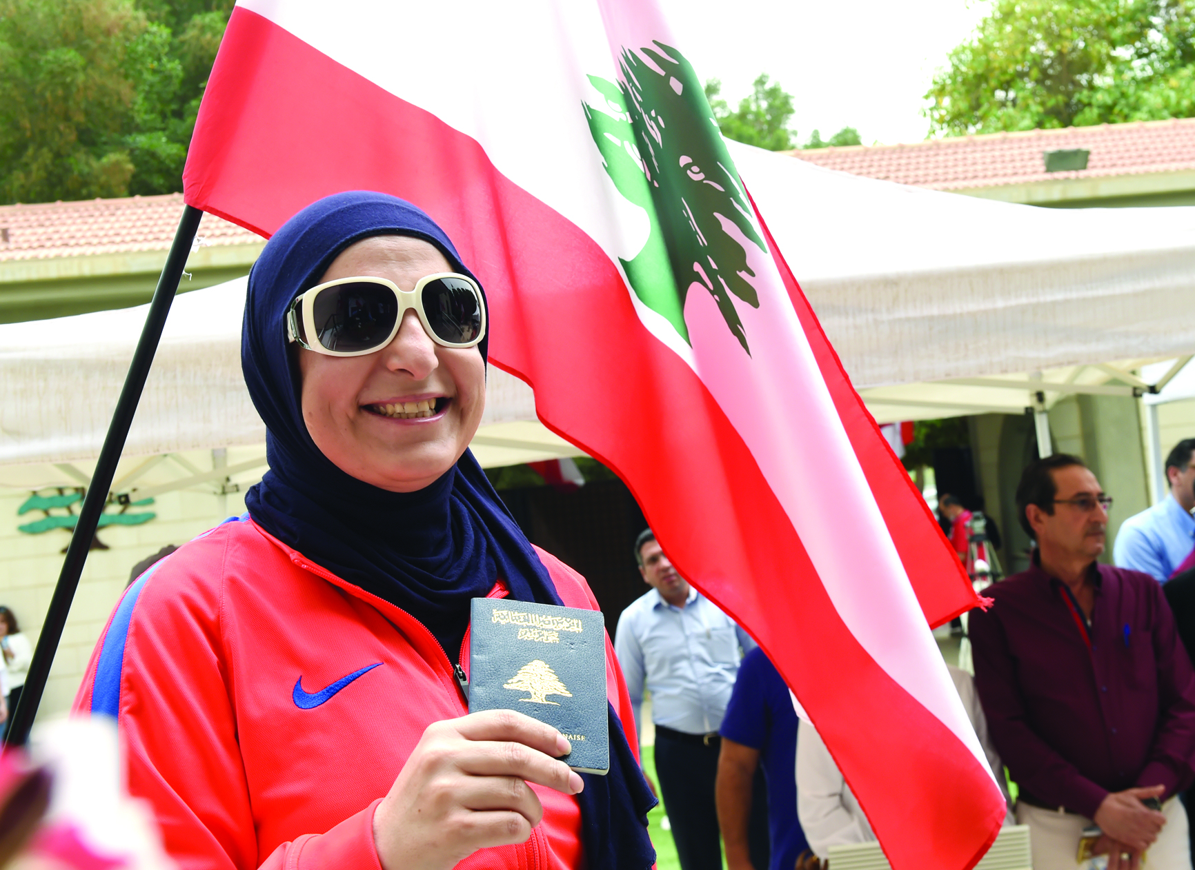 لبنانية تستعد للإدلاء بصوتها في الكويت