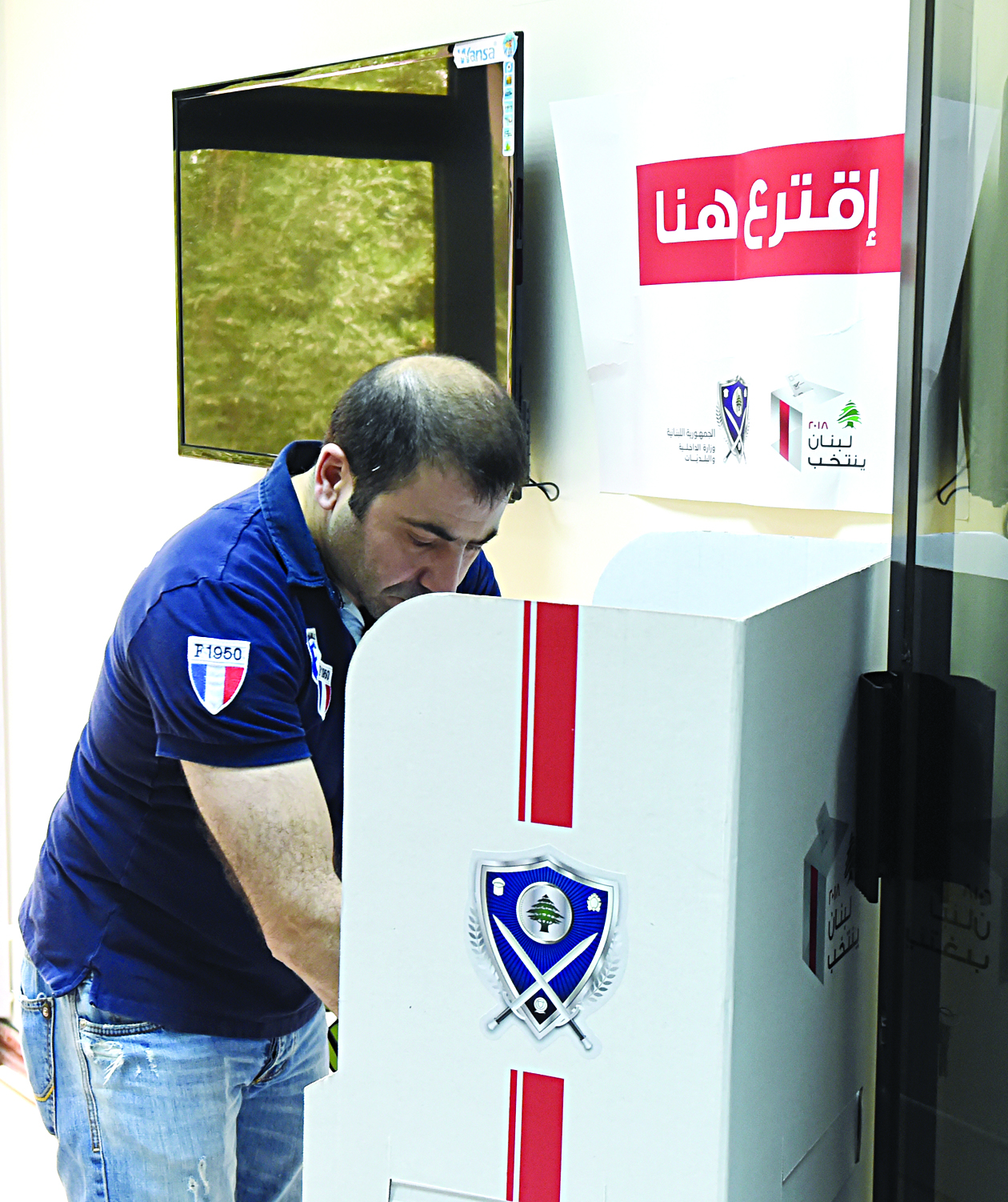 ناخب يدلي بصوته