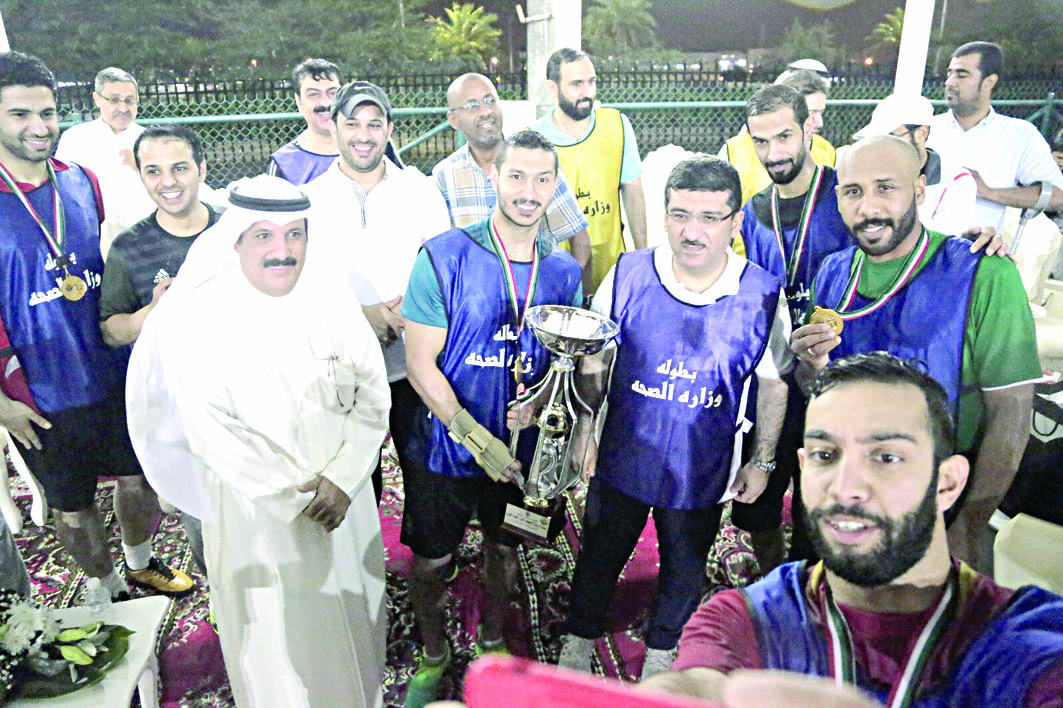 u0631u0636u0627 u0645u0633u0644u0645u0627u064b u0627u0644u0641u0631u064au0642 u0627u0644u0641u0627u0626u0632 u0627u0644u0643u0623u0633t(u062au0635u0648u064au0631 u0646u0627u064au0641 u0627u0644u0639u0642u0644u0629)