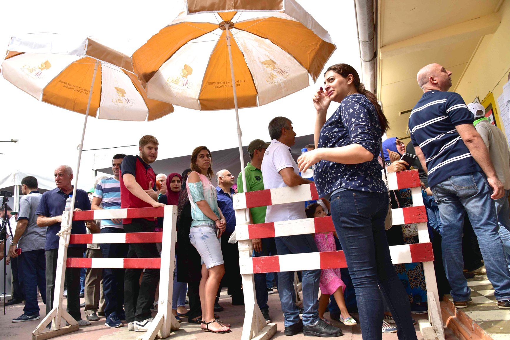 لبنانيون ينتظرون دورهم للاقتراع في مدرسة بأبيدجان في ساحل العاج	 (ا ف ب)