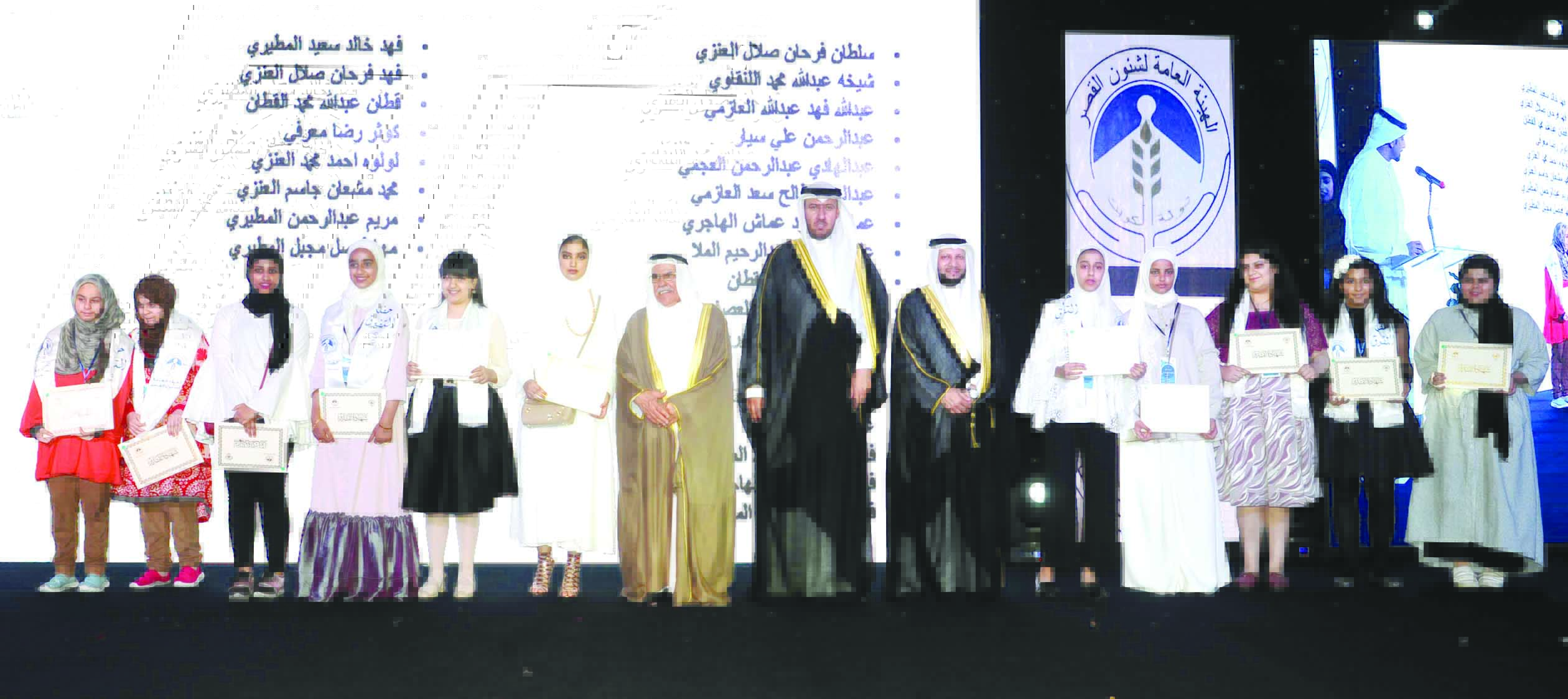 ... ويكرم مجموعة من الطلبة الفائقين 	(تصوير طارق عزالدين)