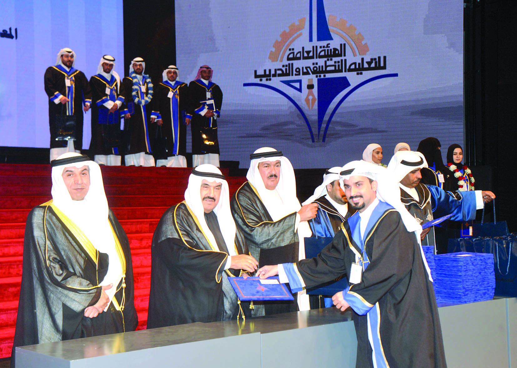 تكريم أحد المتفوقين