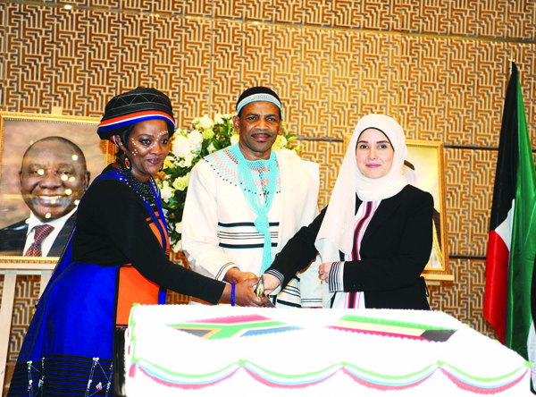 u0628u0648u0634u0647u0631u064a u062au0634u0627u0631u0643 u0627u0644u0633u0641u064au0631 u0648u0639u0642u064au0644u062au0647 u0642u0637u0639 u0642u0627u0644u0628 u0627u0644u062du0644u0648u0649 t(u062au0635u0648u064au0631 u0637u0627u0631u0642 u0639u0632u0627u0644u062fu064au0646)