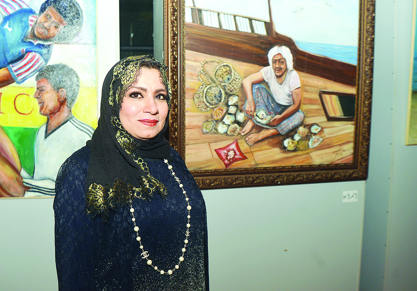 ابتسام العصفور مع لوحاتها