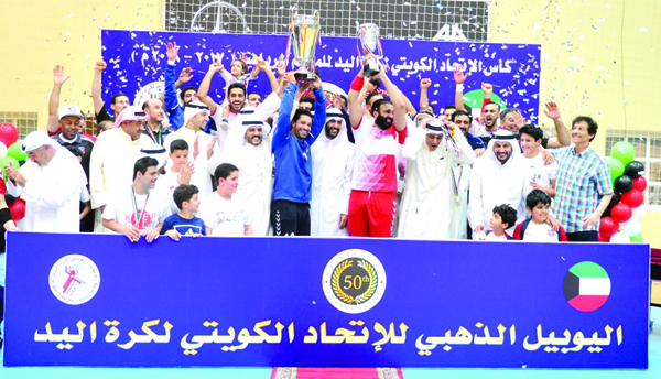 u0644u0627u0639u0628u0648 u00abu0627u0644u0643u0648u064au062au00bb u0639u0644u0649 u0645u0646u0635u0629 u0627u0644u062au062au0648u064au062c                   tt          (u062au0635u0648u064au0631 u0633u0639u062f u0647u0646u062fu0627u0648u064a)