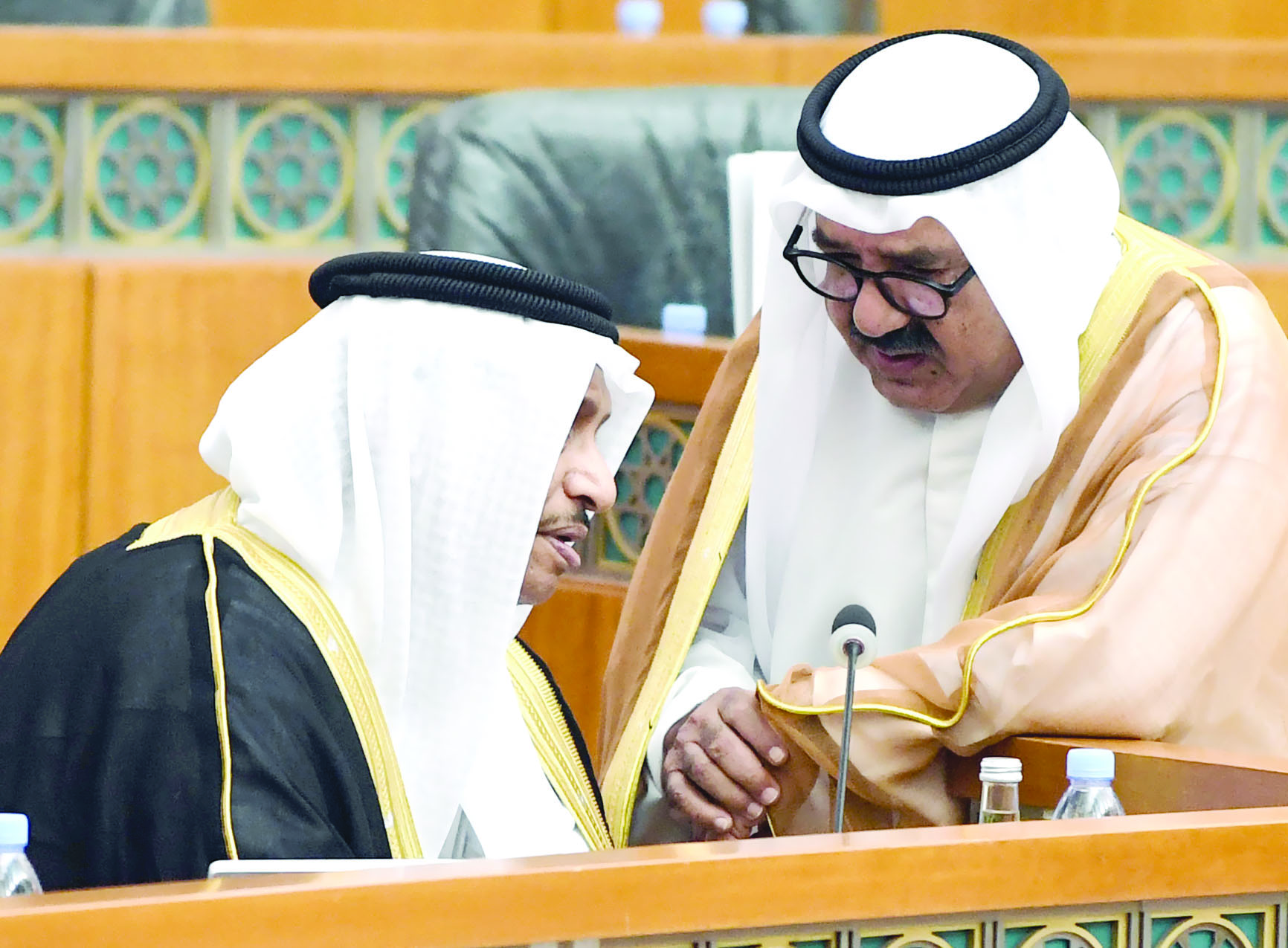  حديث بين جابر المبارك وناصر الصباح في المجلس أمس			 (تصوير أسعد عبدالله)