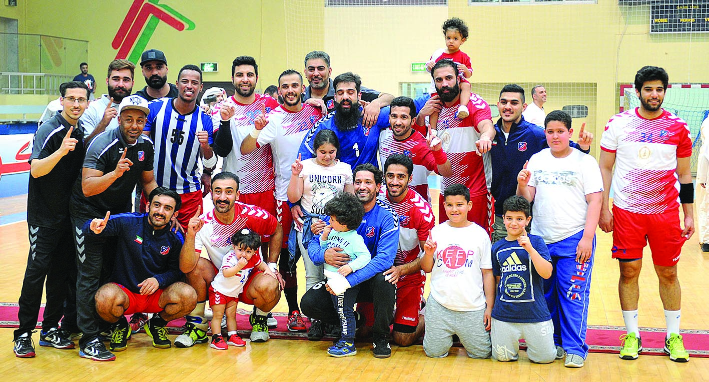  لقطة جماعية للاعبي «الكويت» عقب التتويج                               	        (تصوير سعد هنداوي)