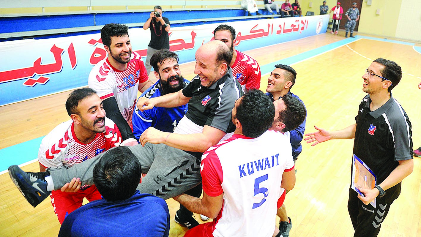 اللاعبون يحتفلون بالمدرب سعيد حجازي 