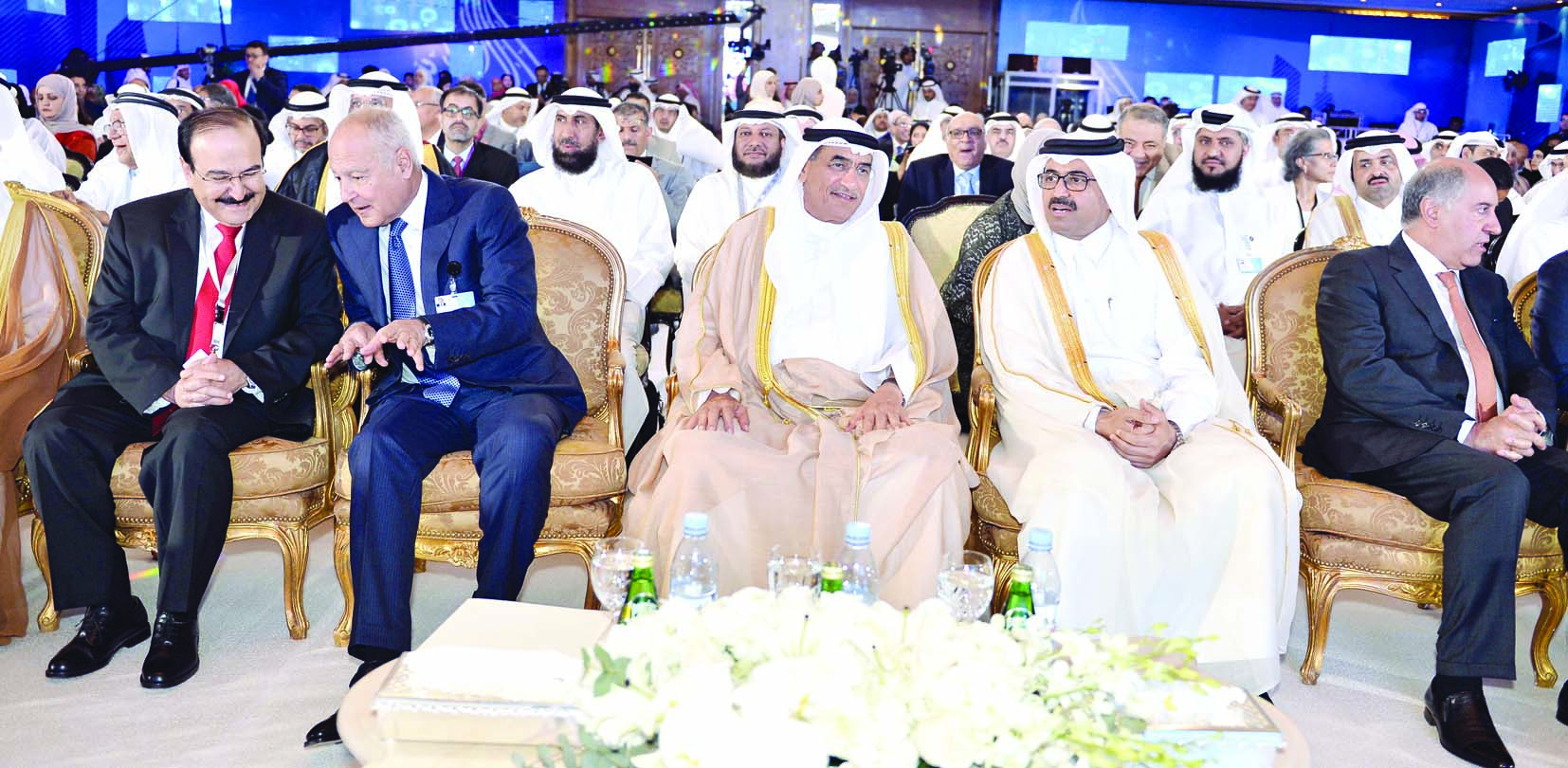 ... ويتقدمان والجنابي الحضور  (تصوير طارق عزالدين)