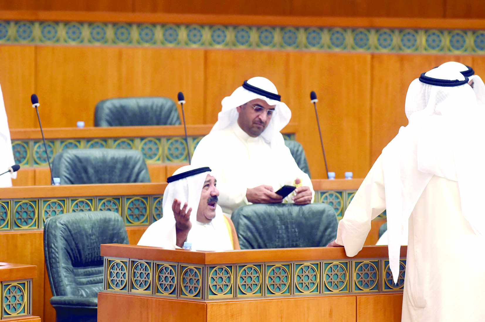 ناصر الصباح في الجلسة ويبدو نايف الحجرف