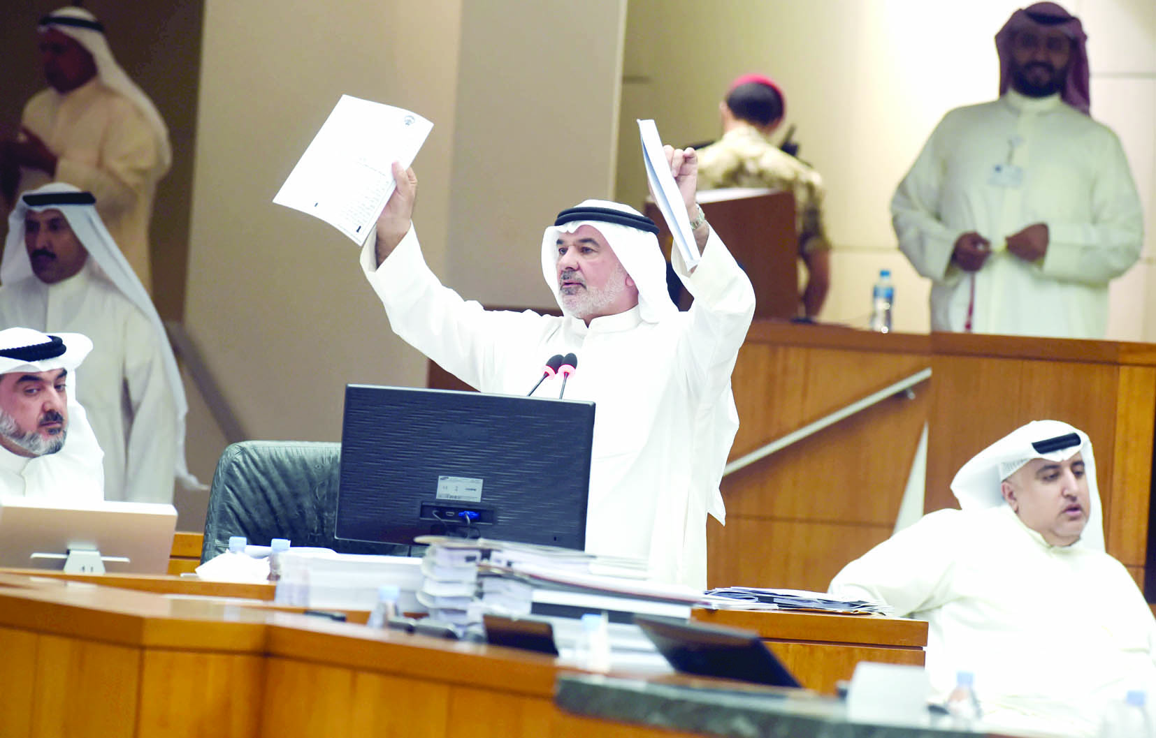 عاشور يعرض وثائقه في الجلسة