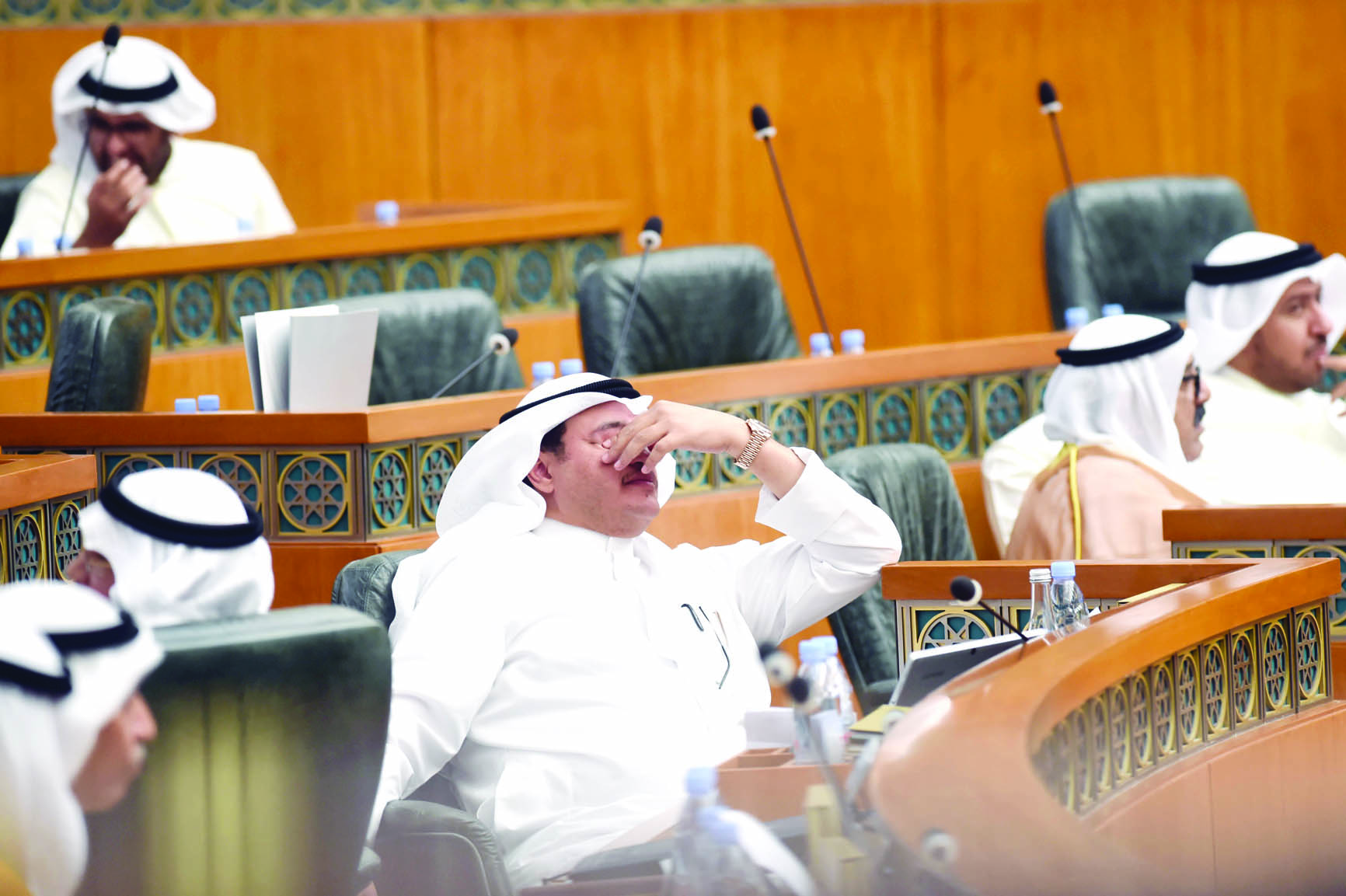 آثار الجلسة الطويلة بادية على عسكر العنزي