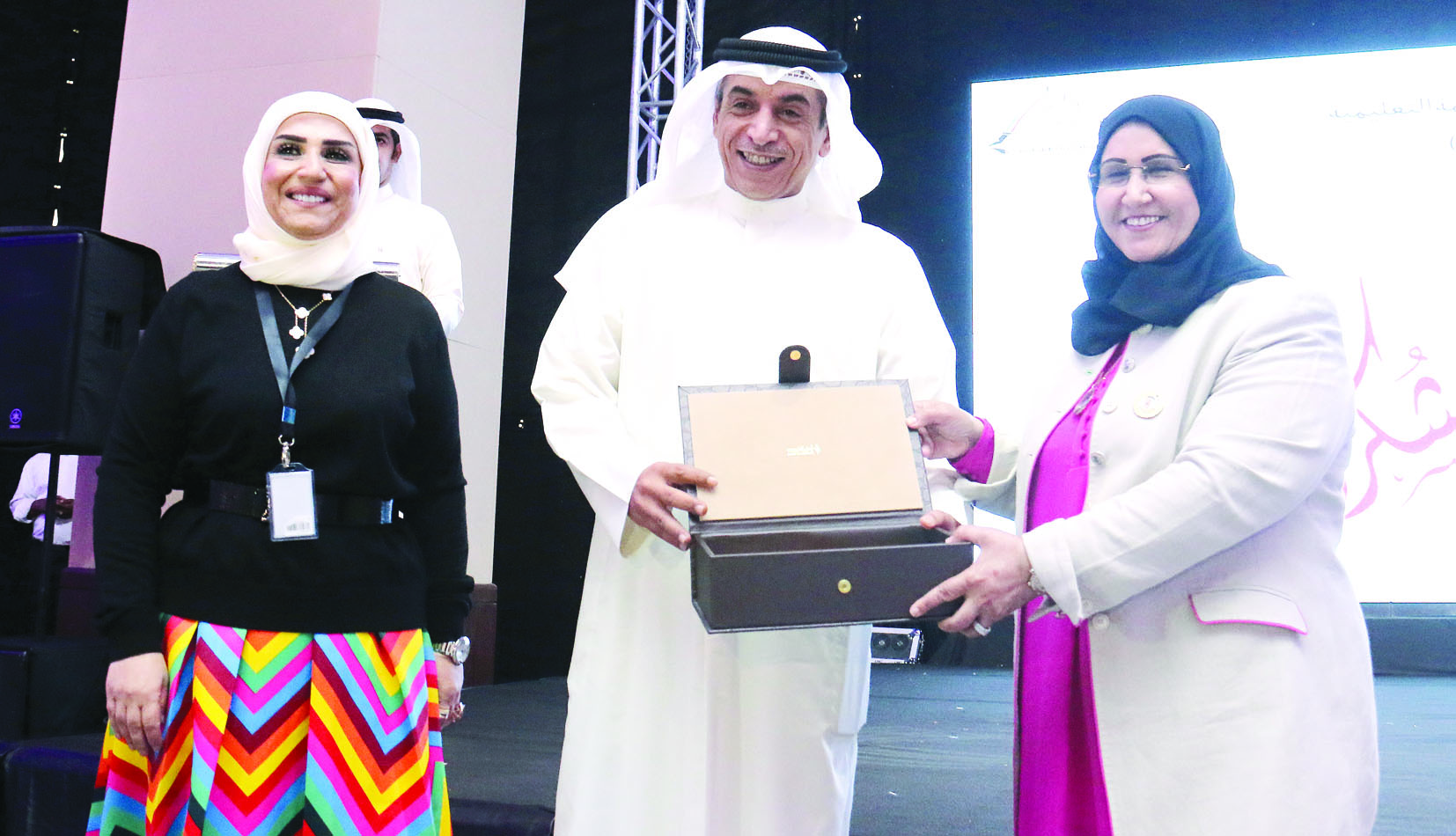 u062au0643u0631u064au0645 u0627u0644u0648u0632u064au0631 u0645u0646 u00abu0627u0644u0639u0627u0635u0645u0629 u0627u0644u062au0639u0644u064au0645u064au0629u00bb     (u062au0635u0648u064au0631 u0628u0633u0627u0645 u0632u064au062fu0627u0646)