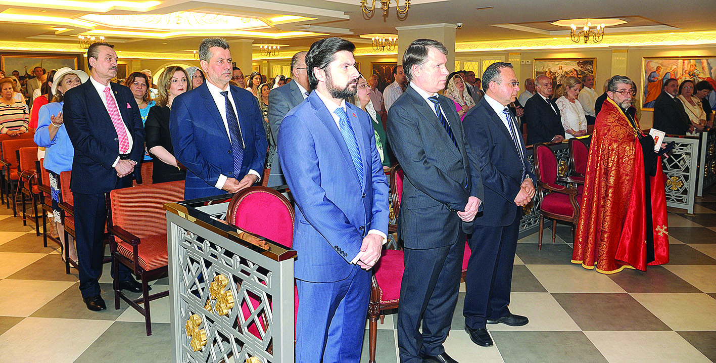 السفير الروسي حاضراً القداس