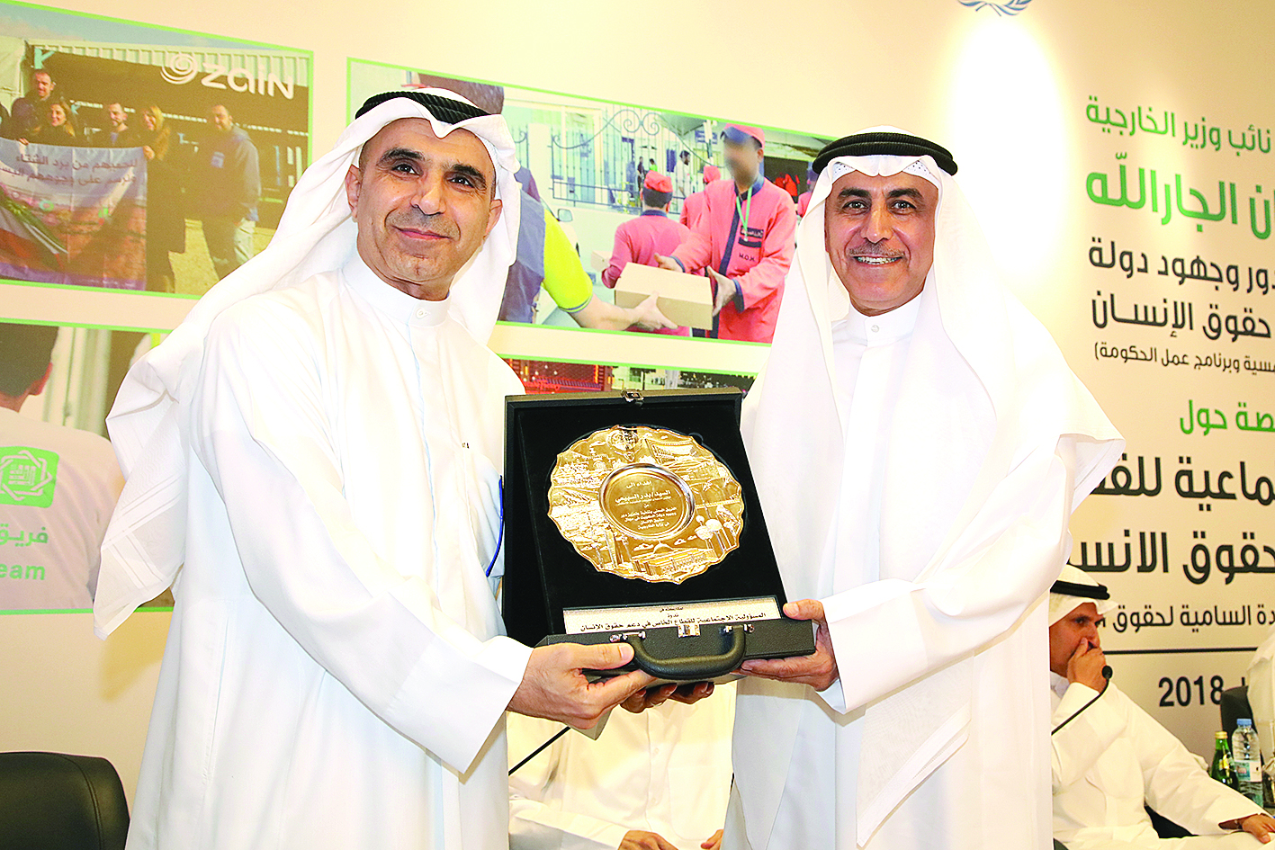 تكريم السبيعي على هامش ندوة «المسؤولية الاجتماعية للقطاع الخاص في دعم حقوق الإنسان»