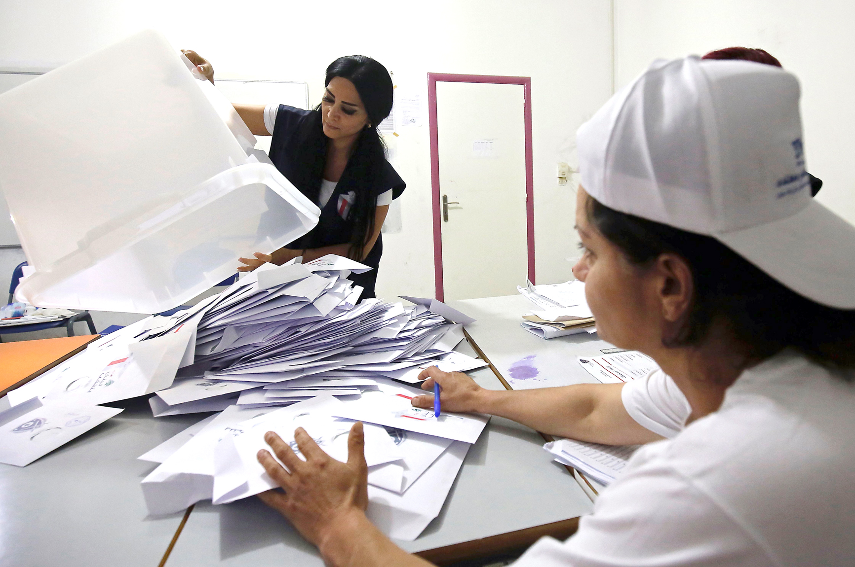 فرز الأصوات مساء أمس في البترون شمال لبنان 	(ا ف ب)