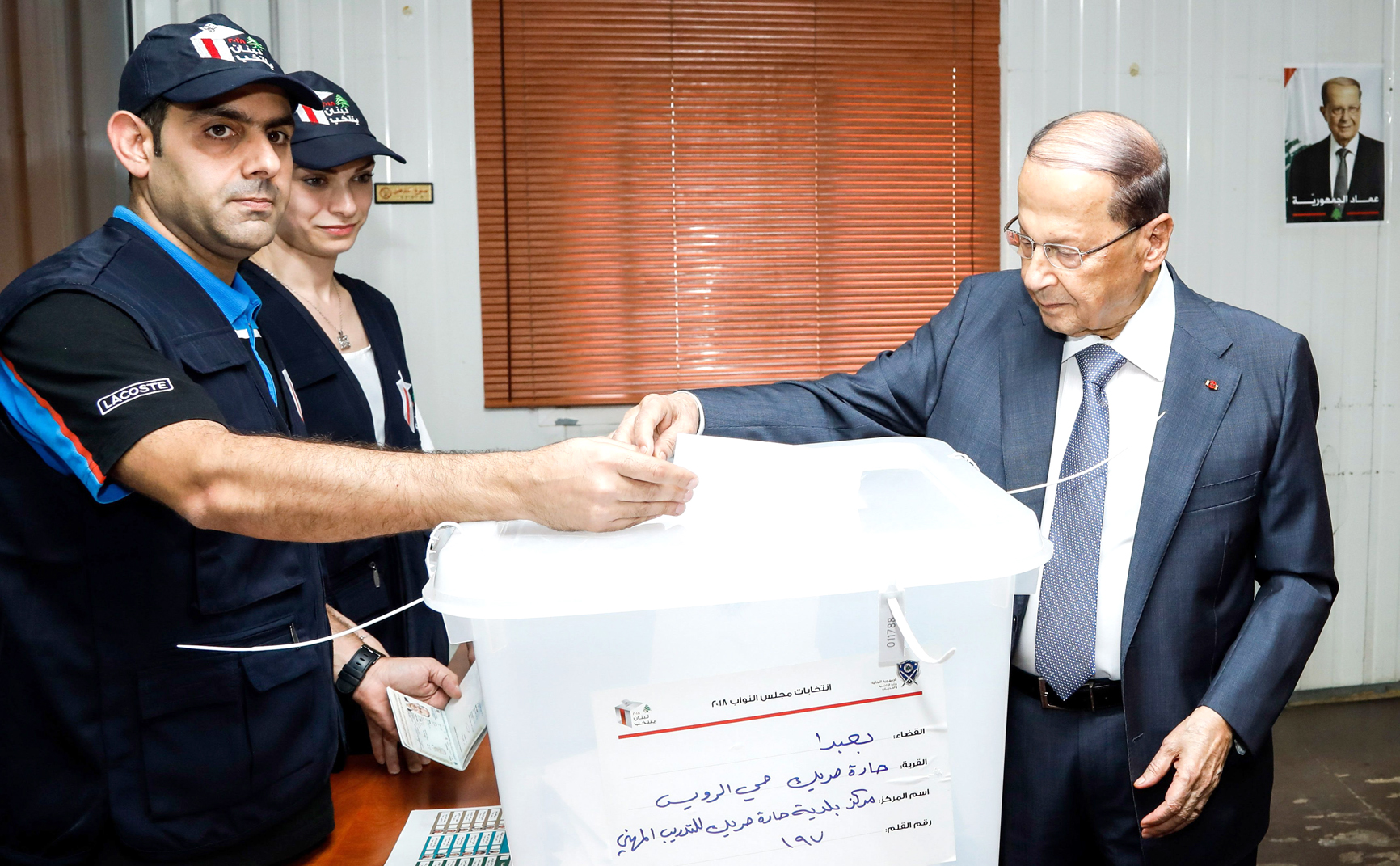 الرئيس اللبناني يُدلي بصوته في حارة حريك بالضاحية الجنوبية لبيروت	 (ا ف ب)