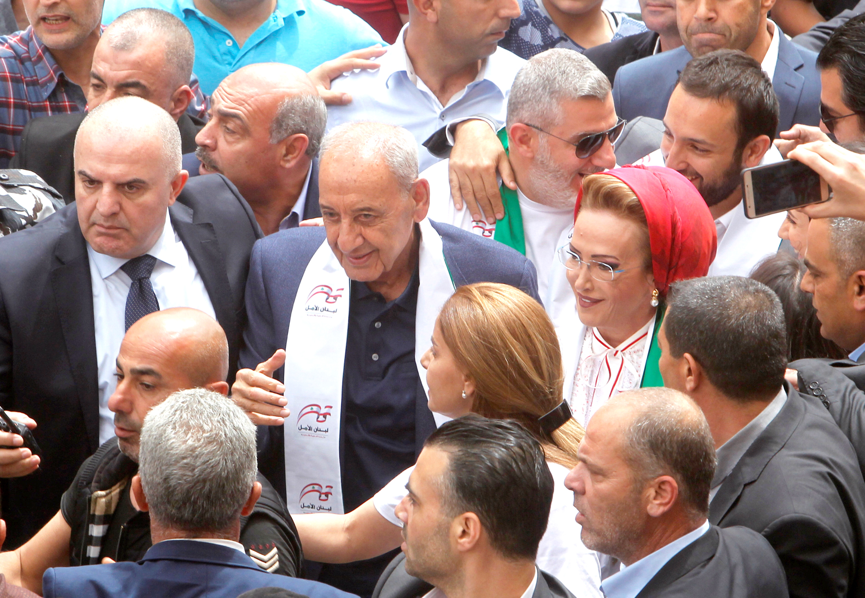 بري برفقة زوجته لدى وصولهما للاقتراع في تبنين جنوب لبنان	(رويترز)