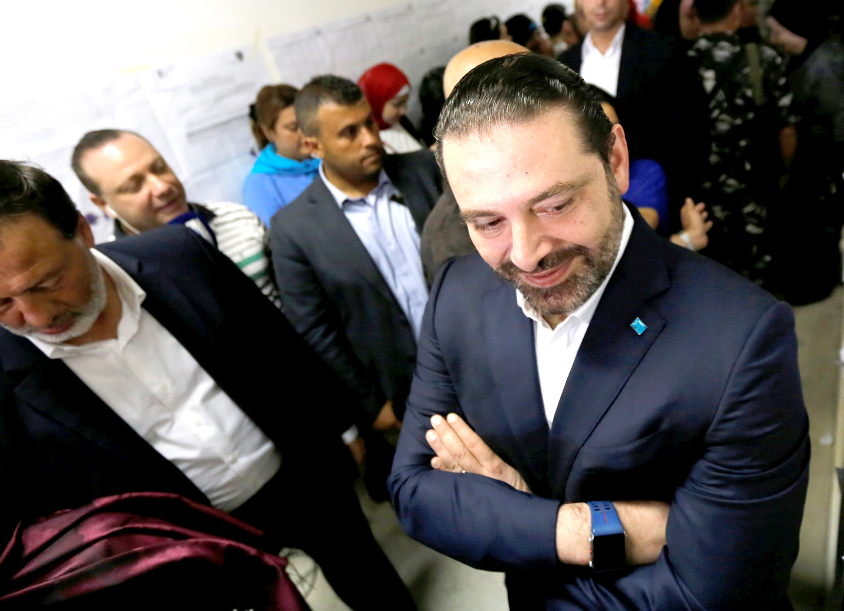 الحريري ينتظر في الصف للإدلاء بصوته في بيروت 	(رويترز)