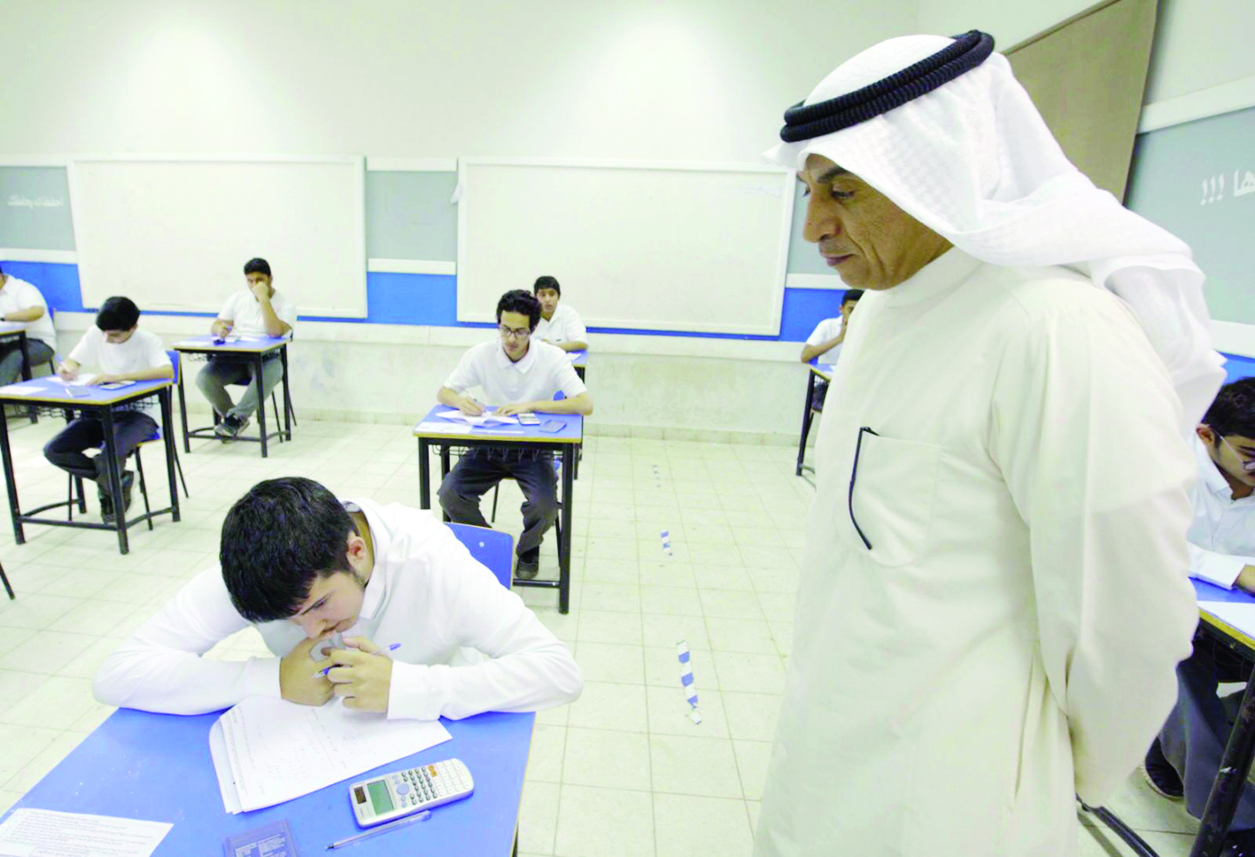 ... ويتابع إجابات أحد الطلبة