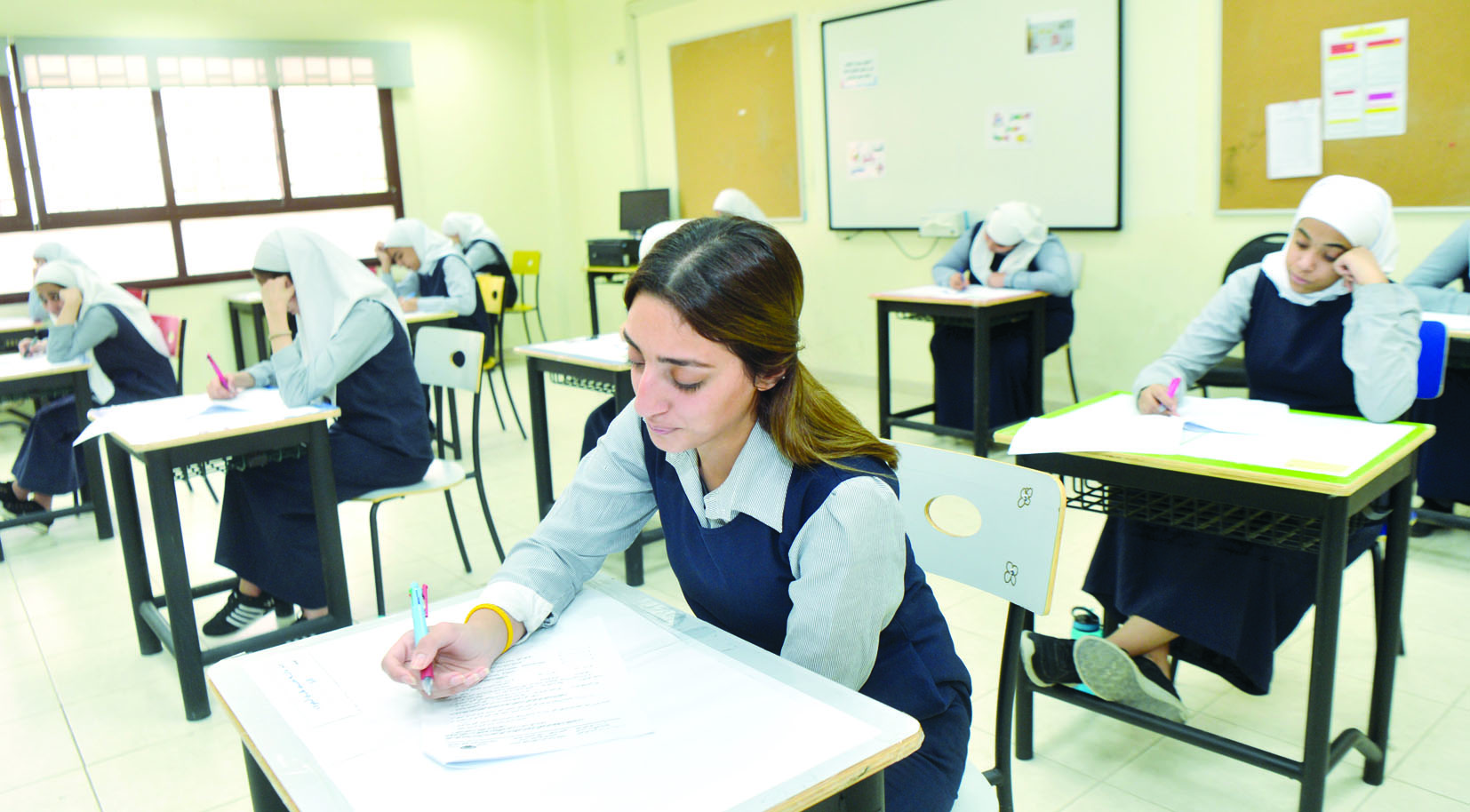 طالبات يؤدين الاختبار 