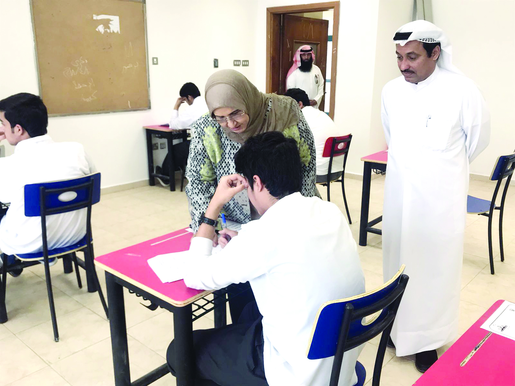 ...وتسأل عن مستوى الأسئلة بمتابعة مديرالمدرسة وليد مطر      	    (تصوير نايف العقلة)